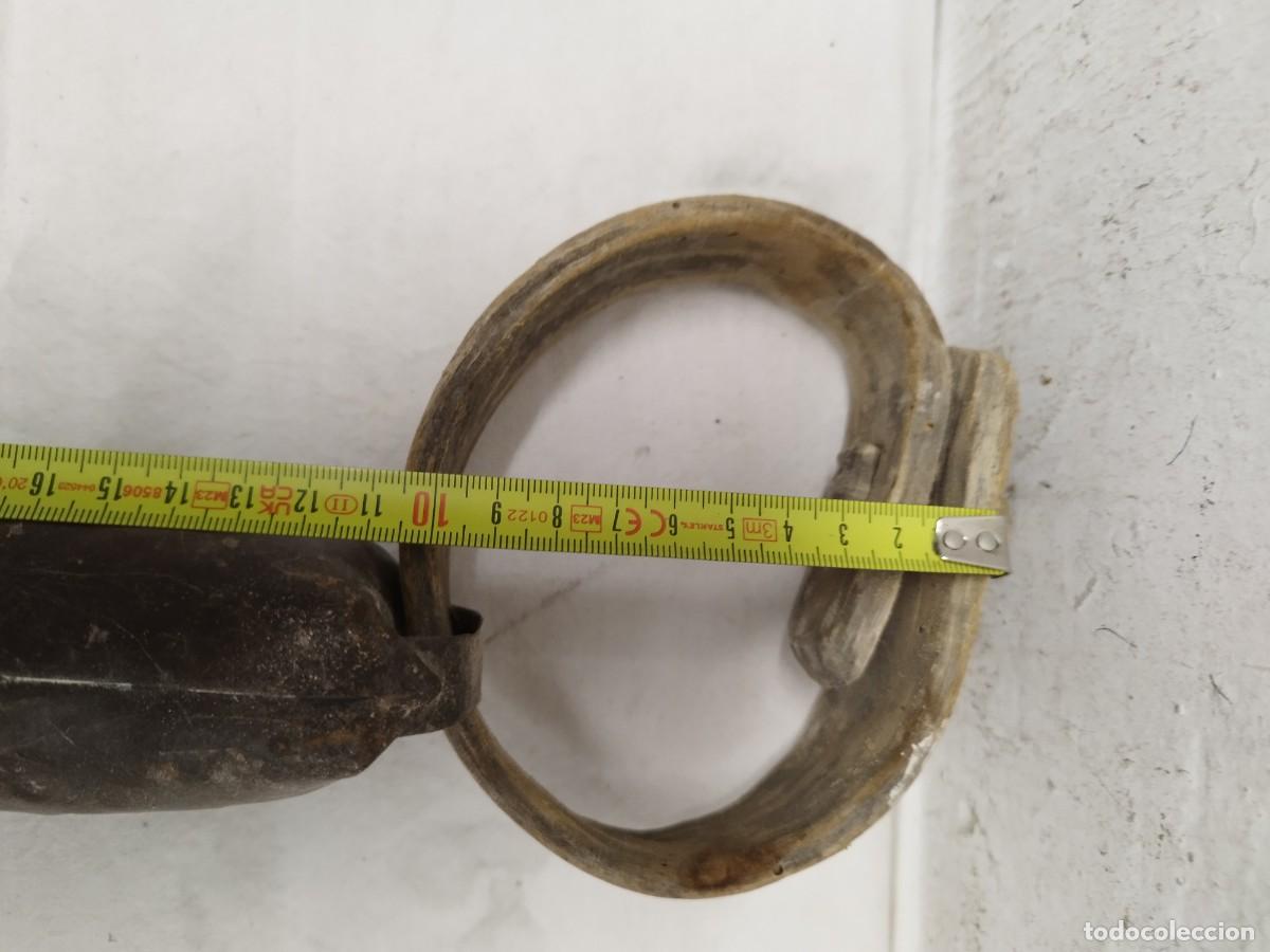 Antig&uuml;edades: Antiguo collar de cuero con gran cencerro. - Foto 7