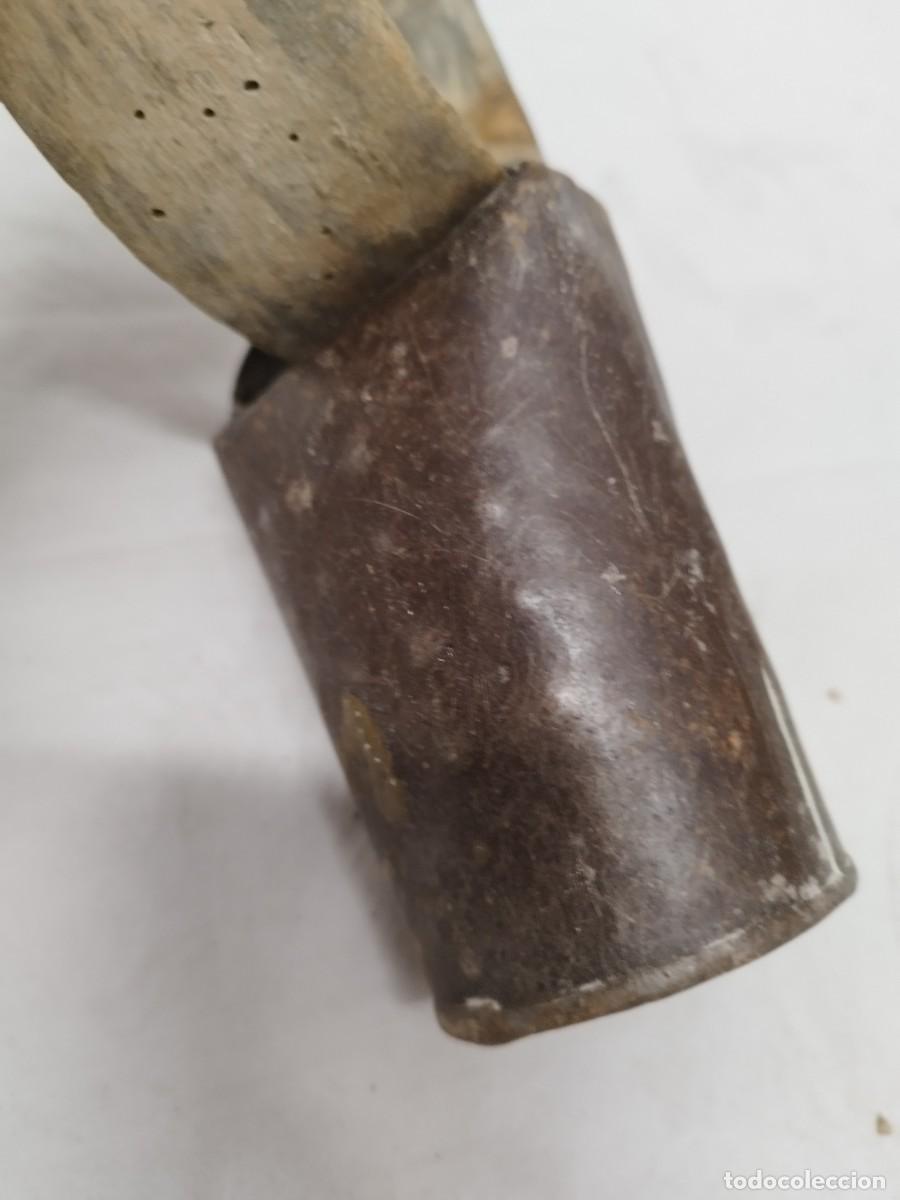 Antig&uuml;edades: Antiguo collar de cuero con gran cencerro. - Foto 11