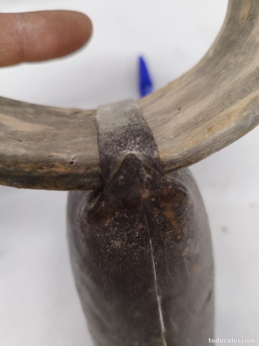 Antig&uuml;edades: Antiguo collar de cuero con gran cencerro. - Foto 12