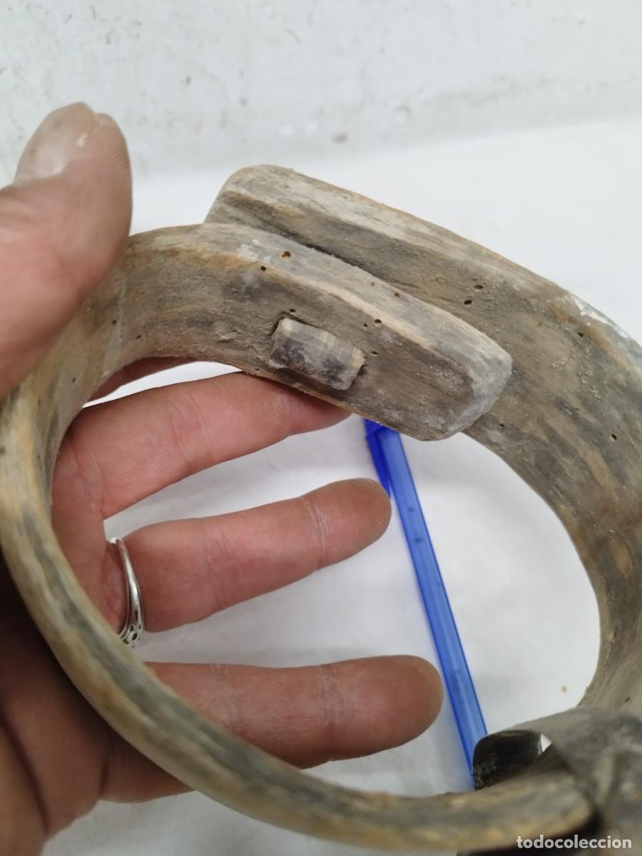 Antig&uuml;edades: Antiguo collar de cuero con gran cencerro. - Foto 13