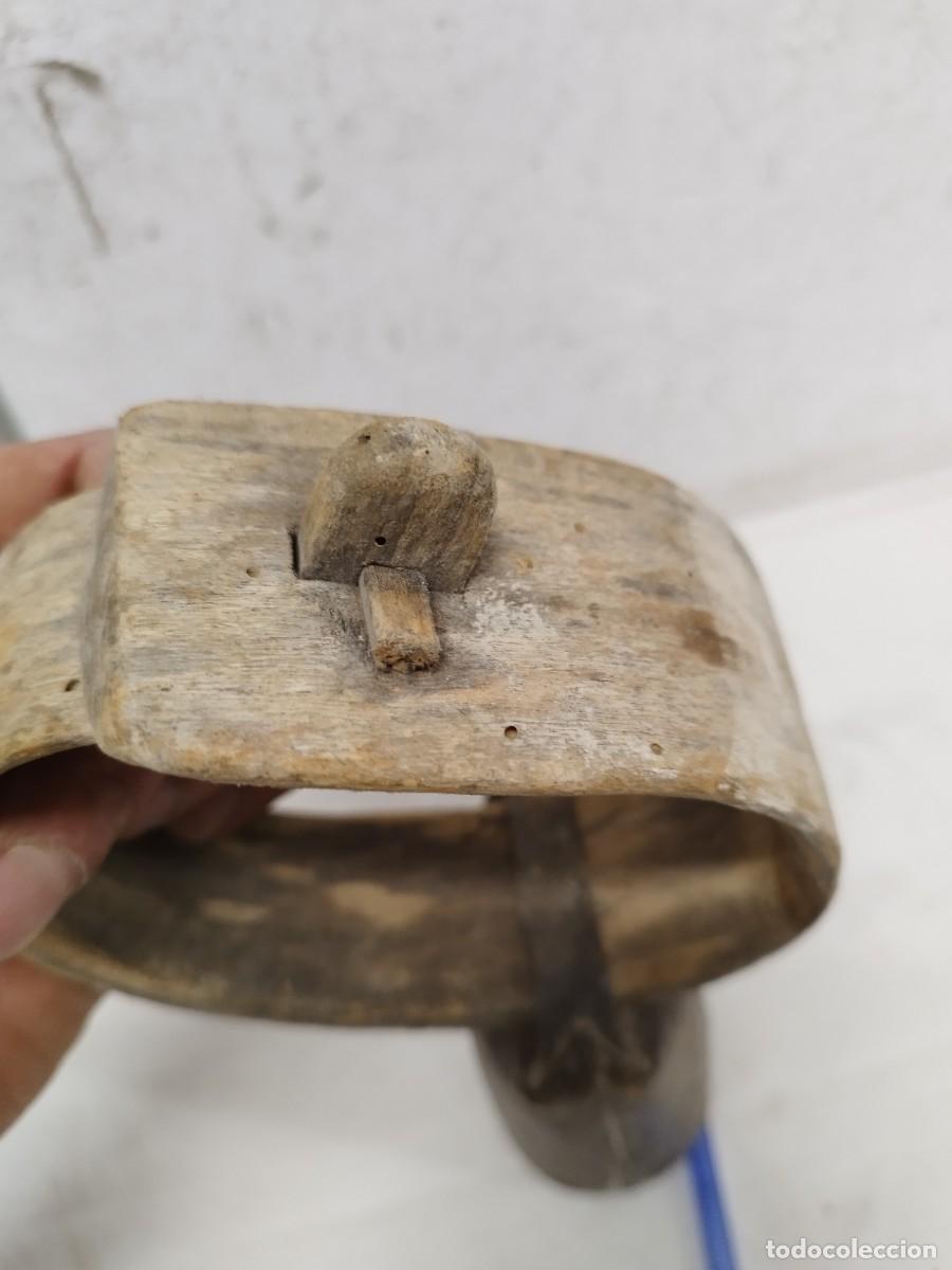 Antig&uuml;edades: Antiguo collar de cuero con gran cencerro. - Foto 14
