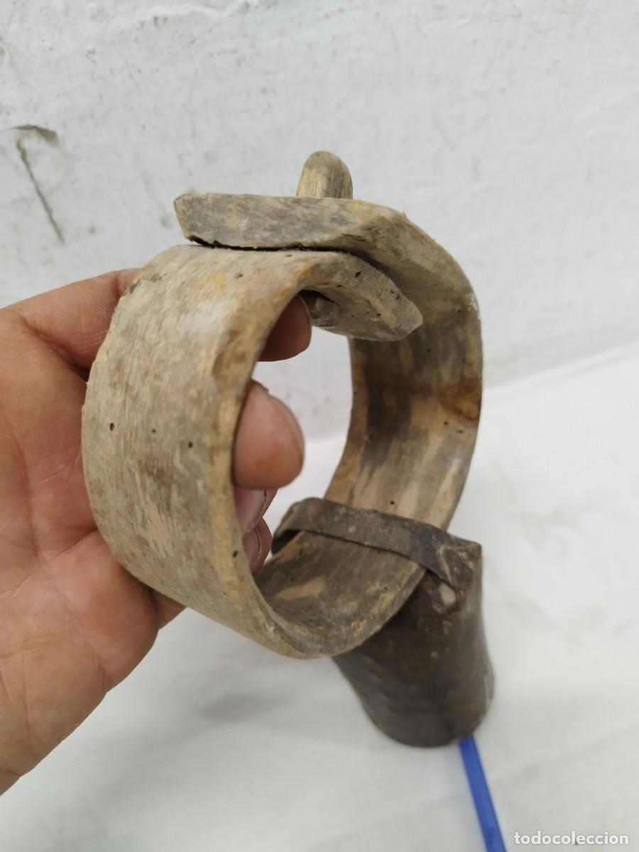 Antig&uuml;edades: Antiguo collar de cuero con gran cencerro. - Foto 15