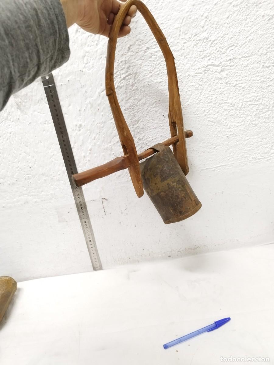 Antig&uuml;edades: Antiguo collar de cuero con gran cencerro. - Foto 1