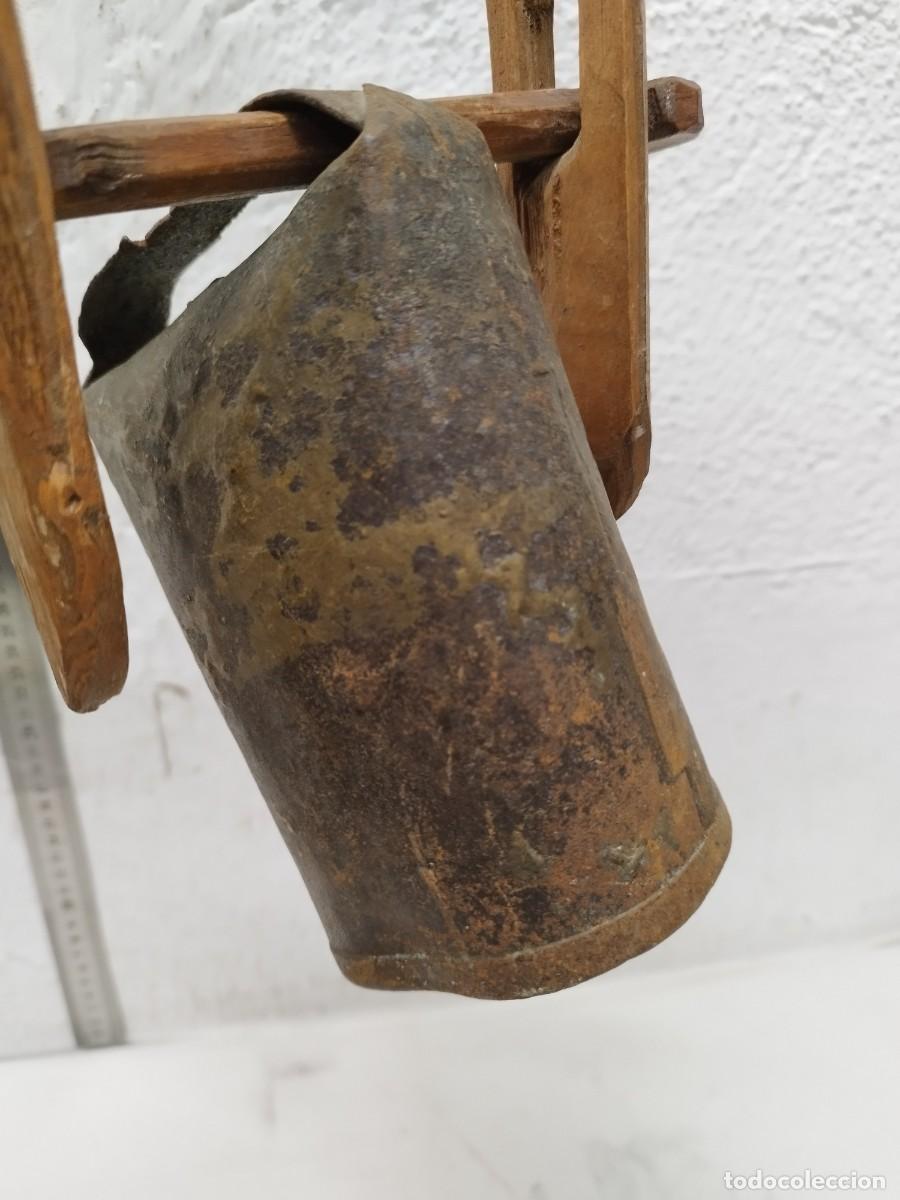 Antig&uuml;edades: Antiguo collar de cuero con gran cencerro. - Foto 2