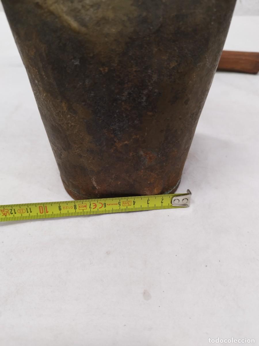 Antig&uuml;edades: Antiguo collar de cuero con gran cencerro. - Foto 4