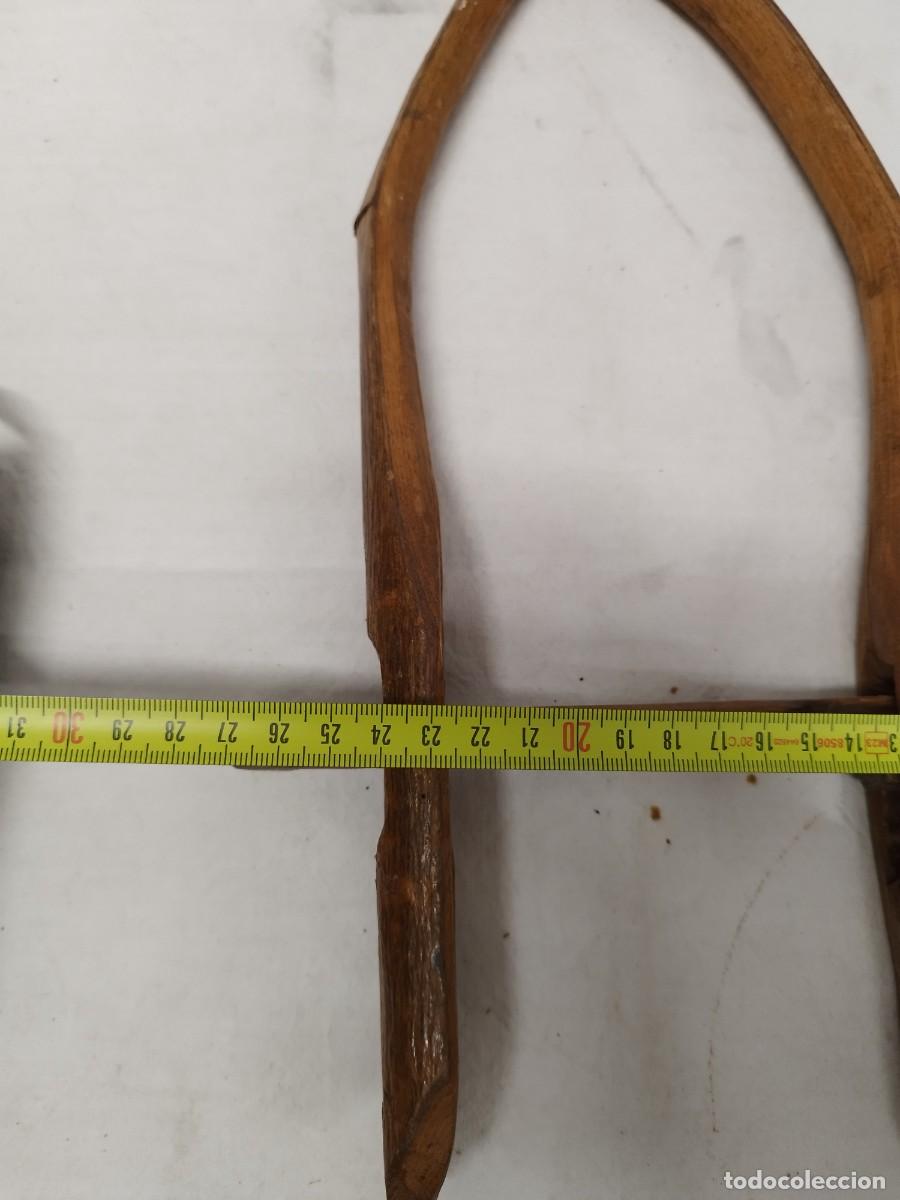 Antig&uuml;edades: Antiguo collar de cuero con gran cencerro. - Foto 6