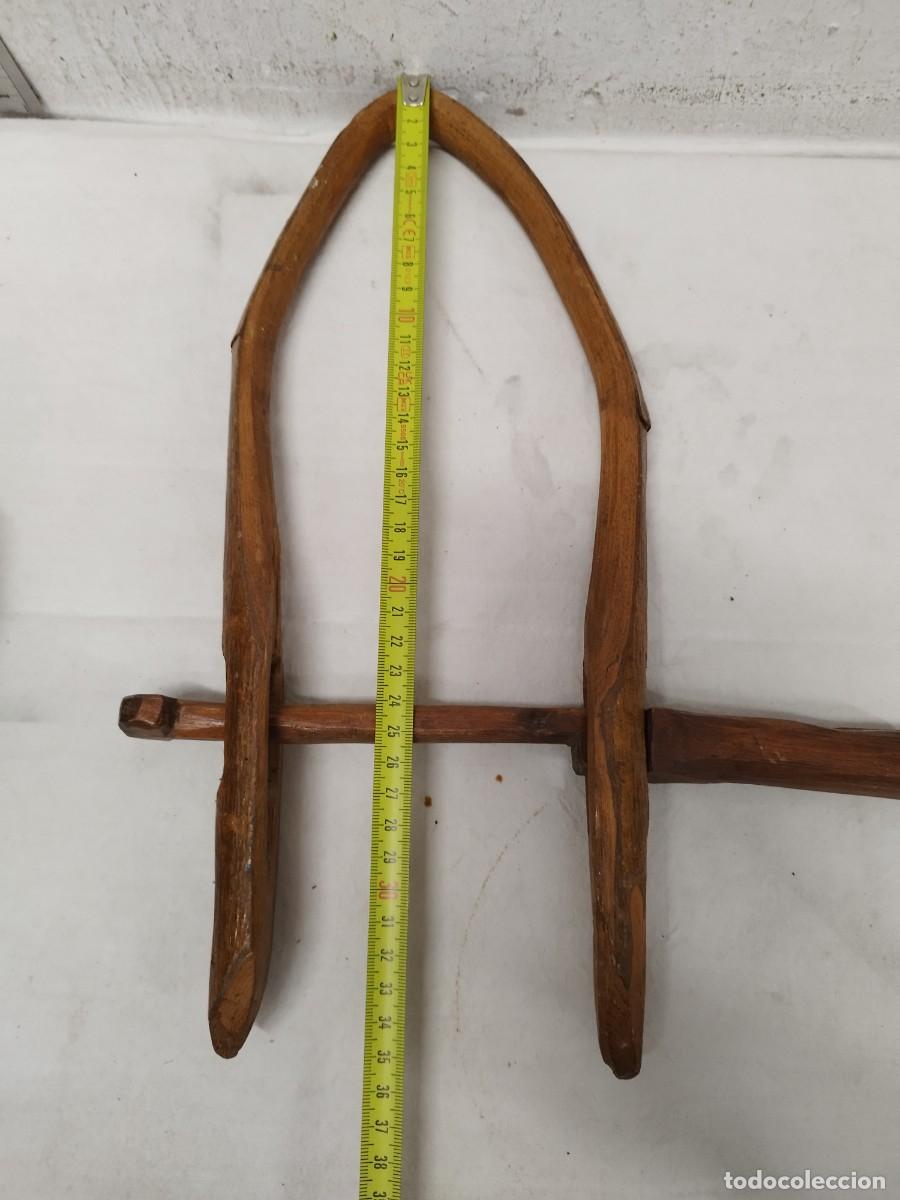 Antig&uuml;edades: Antiguo collar de cuero con gran cencerro. - Foto 7