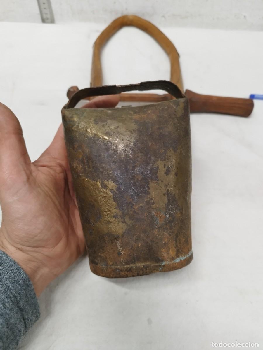 Antig&uuml;edades: Antiguo collar de cuero con gran cencerro. - Foto 8