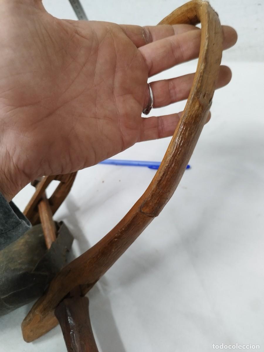 Antig&uuml;edades: Antiguo collar de cuero con gran cencerro. - Foto 11