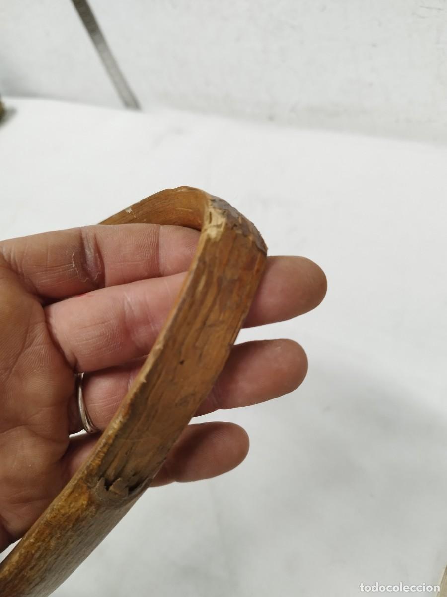 Antig&uuml;edades: Antiguo collar de cuero con gran cencerro. - Foto 12
