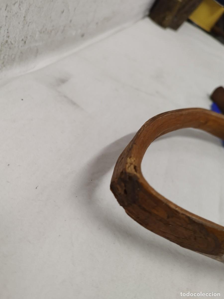 Antig&uuml;edades: Antiguo collar de cuero con gran cencerro. - Foto 14