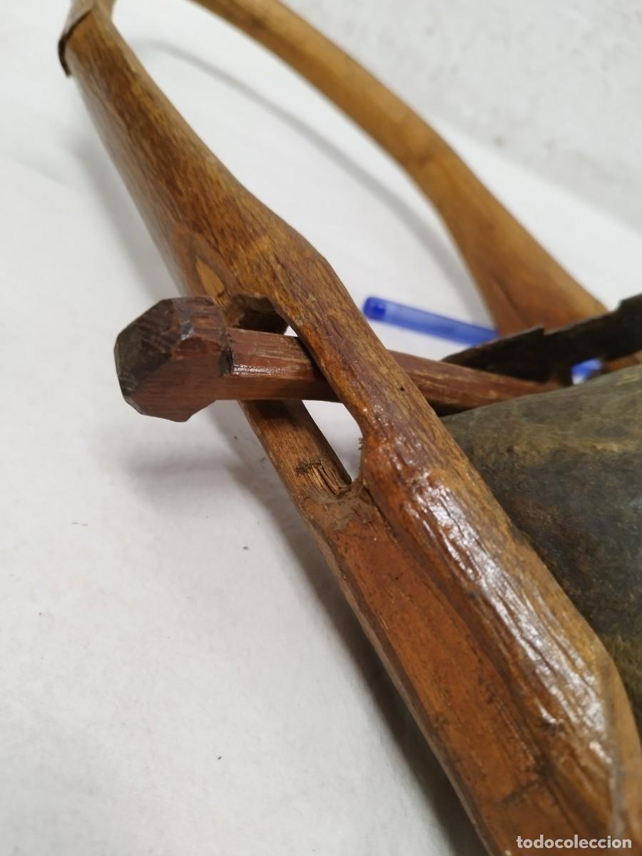 Antig&uuml;edades: Antiguo collar de cuero con gran cencerro. - Foto 16