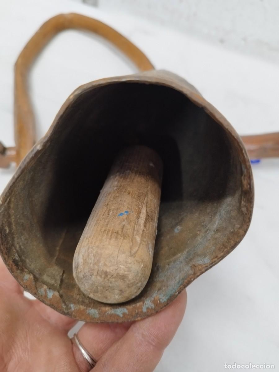 Antig&uuml;edades: Antiguo collar de cuero con gran cencerro. - Foto 17