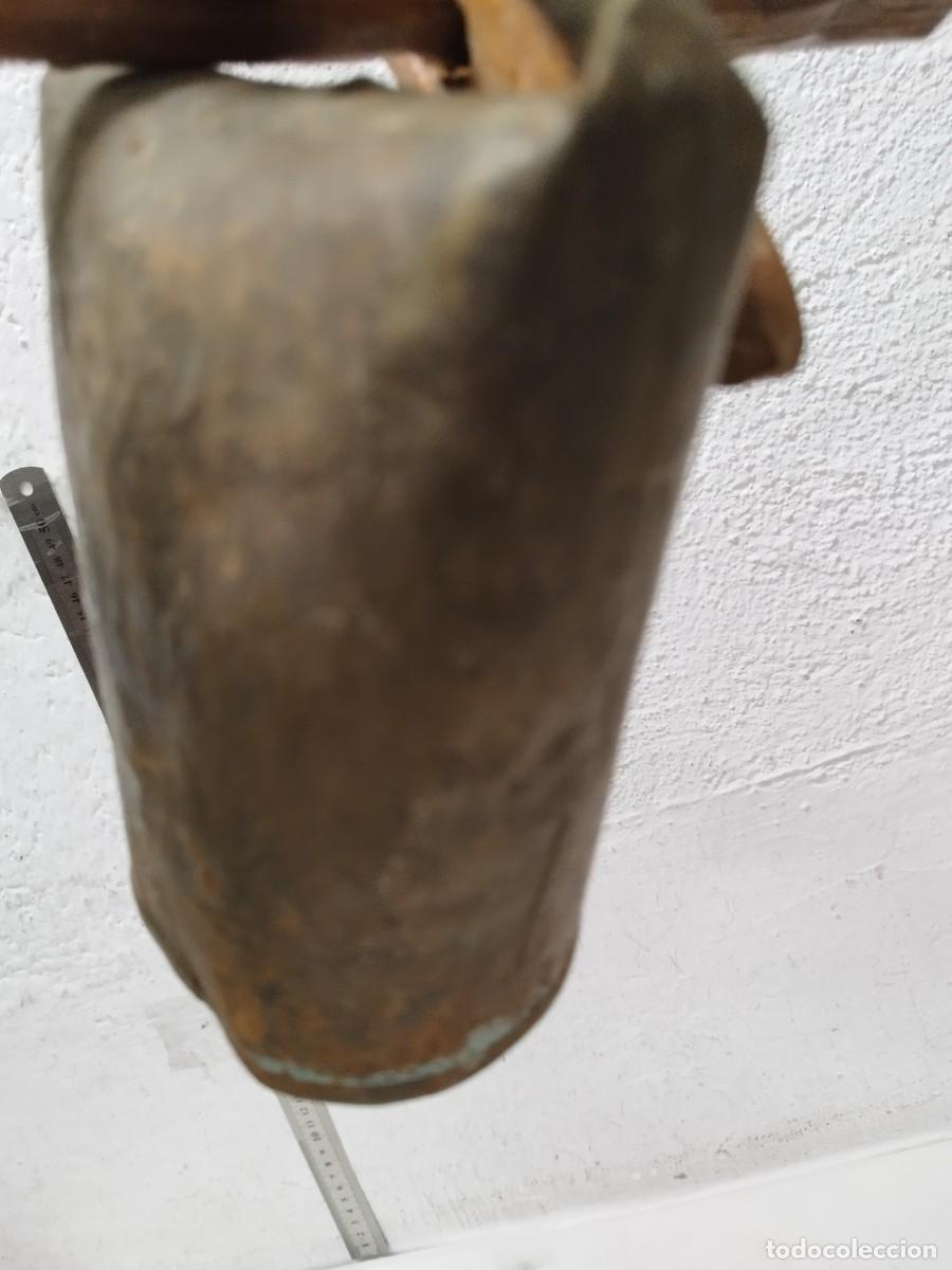 Antig&uuml;edades: Antiguo collar de cuero con gran cencerro. - Foto 18