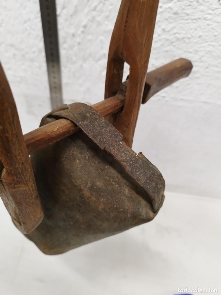 Antig&uuml;edades: Antiguo collar de cuero con gran cencerro. - Foto 19