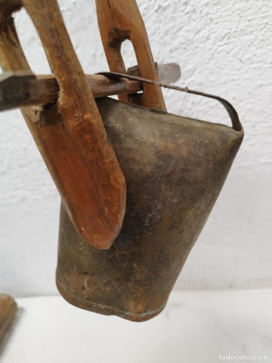 Antig&uuml;edades: Antiguo collar de cuero con gran cencerro. - Foto 20