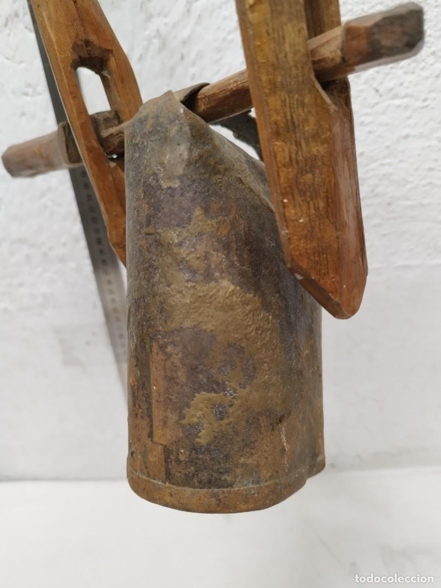 Antig&uuml;edades: Antiguo collar de cuero con gran cencerro. - Foto 21