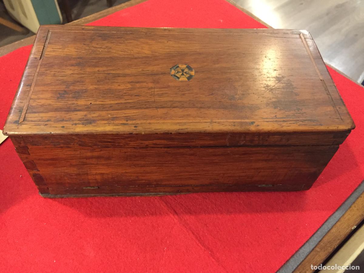 Antig&uuml;edades: caja de madera con rejilla en parte inferior y pieza que abre podr&iacute;a ser para secar hojas de tabaco