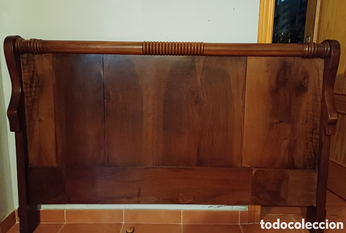 Antig&uuml;edades: CABECERO NOGAL CISNE S.CIX - Foto 3