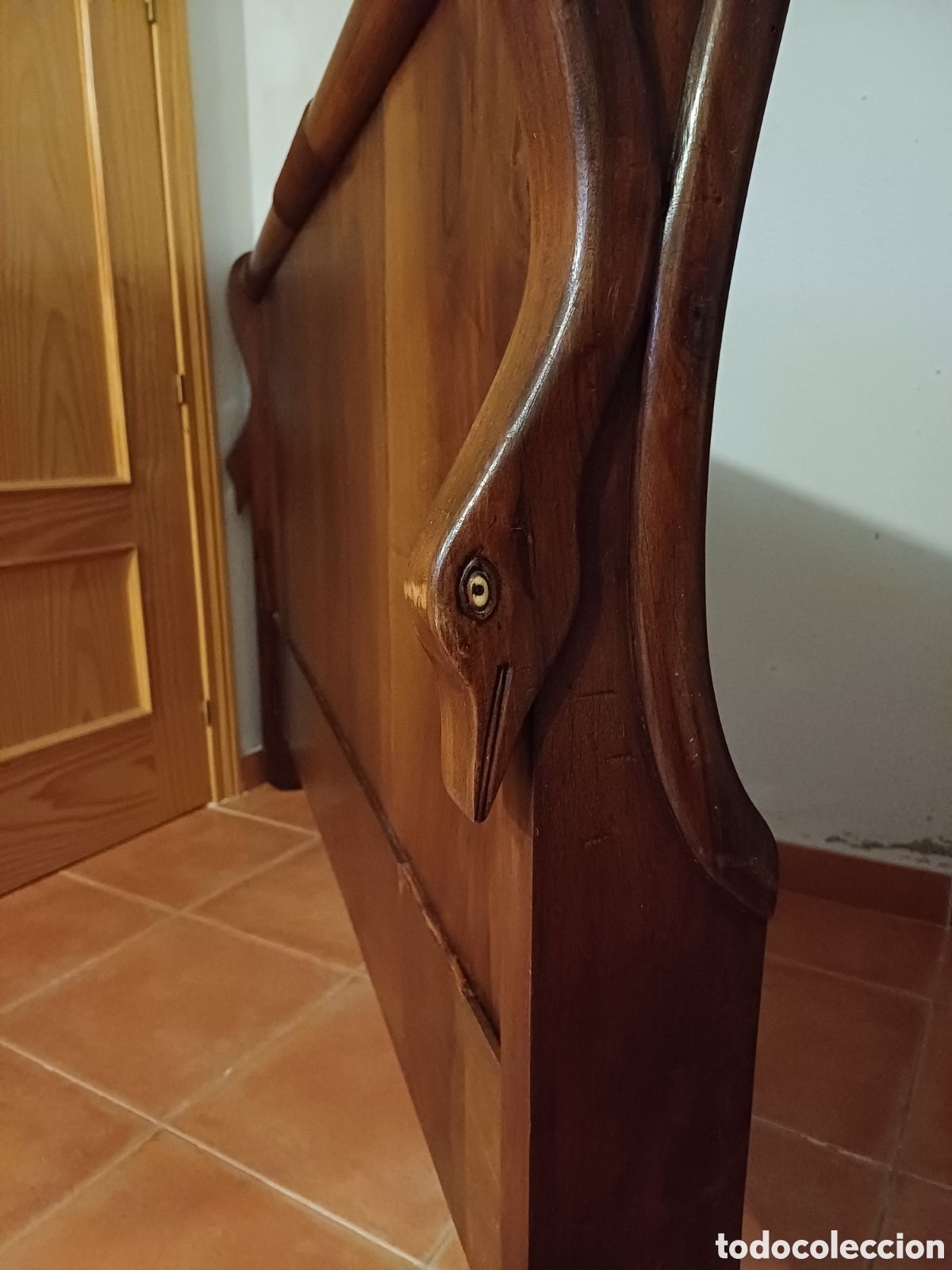 Antig&uuml;edades: CABECERO NOGAL CISNE S.CIX - Foto 1