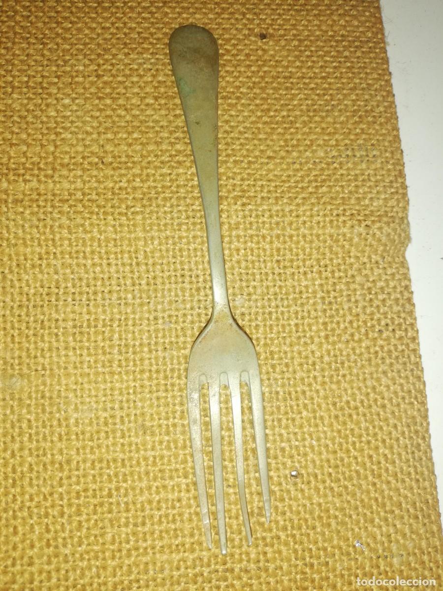 Antig&uuml;edades: Tenedor antiguo de alpaca - Foto 1