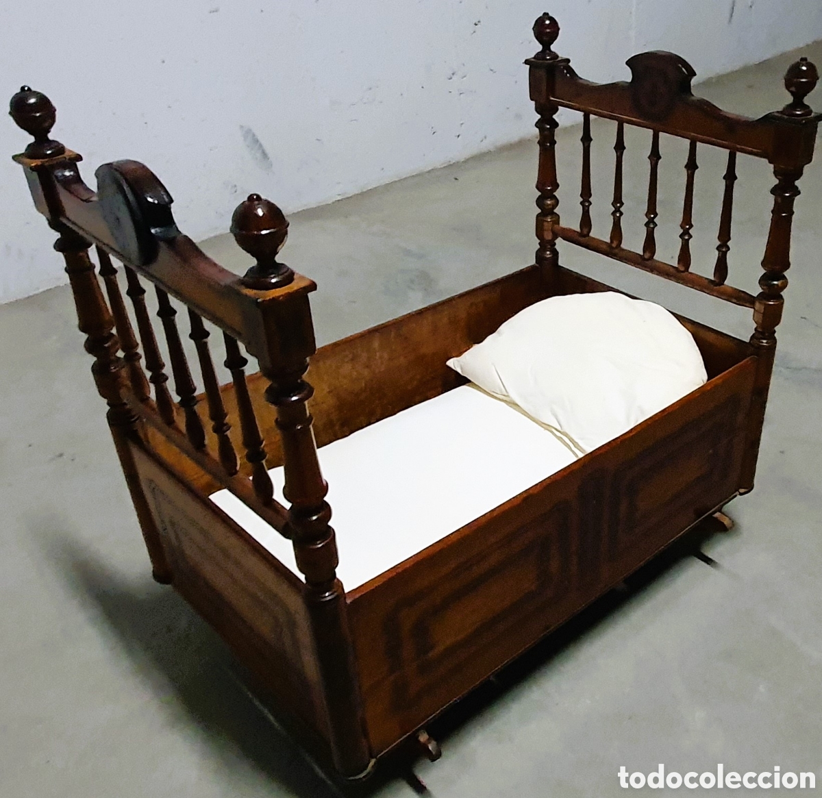 Antig&uuml;edades: CUNA Y ARMARITO DE MADERA S XIX - Foto 5