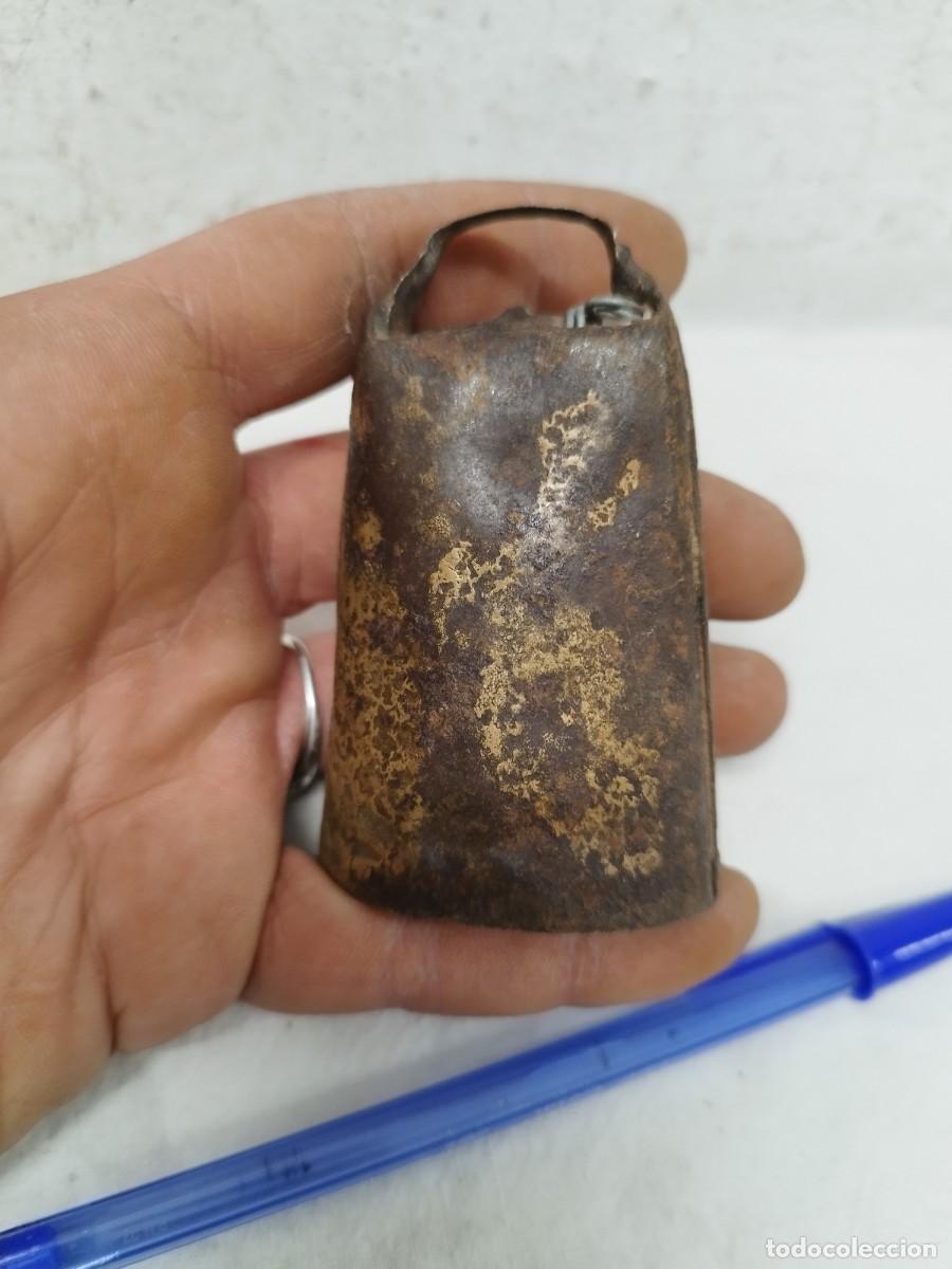 Antig&uuml;edades: Antiguo cencerro de metal. - Foto 7