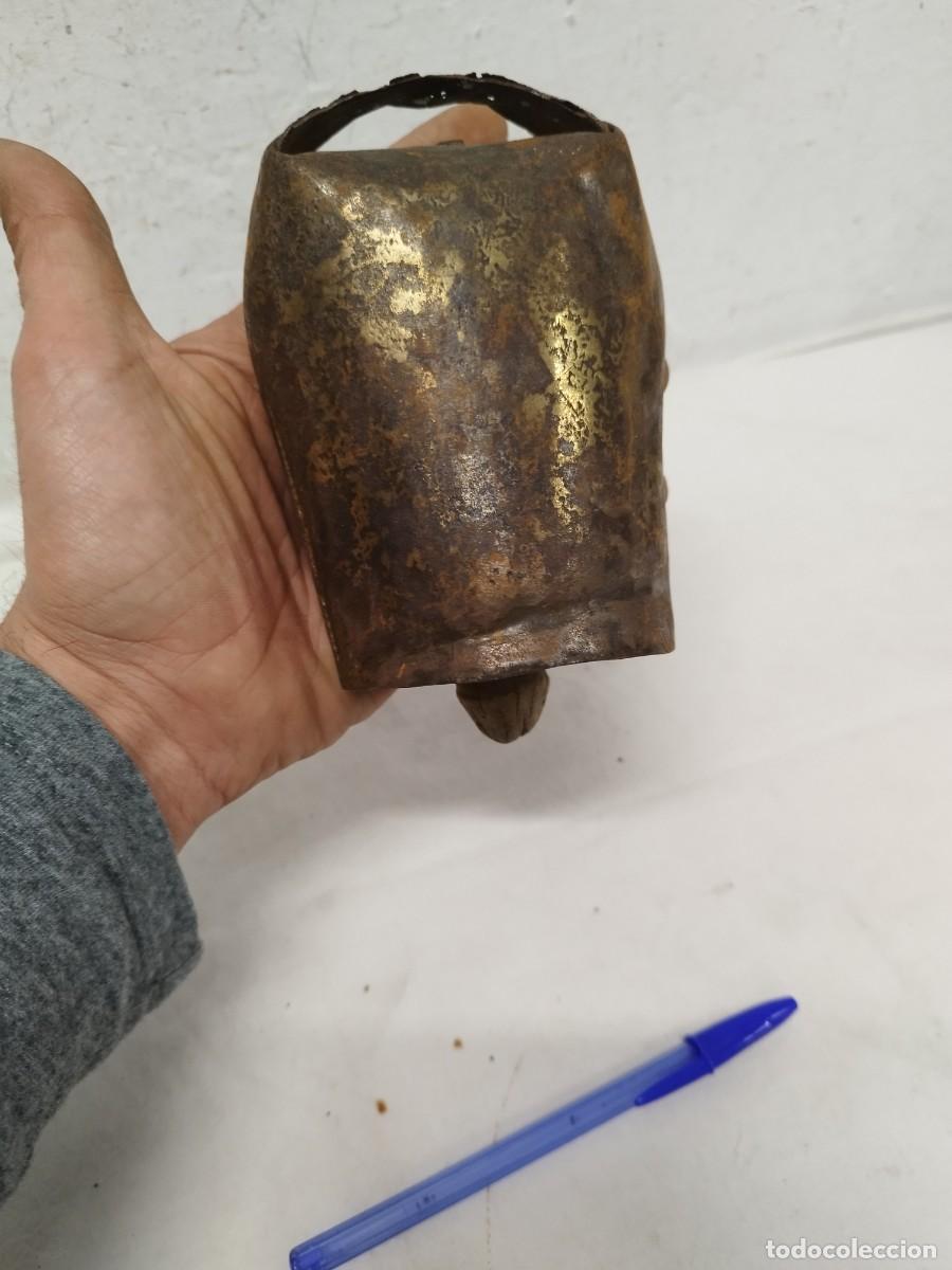 Antig&uuml;edades: Antiguo cencerro de metal. - Foto 1