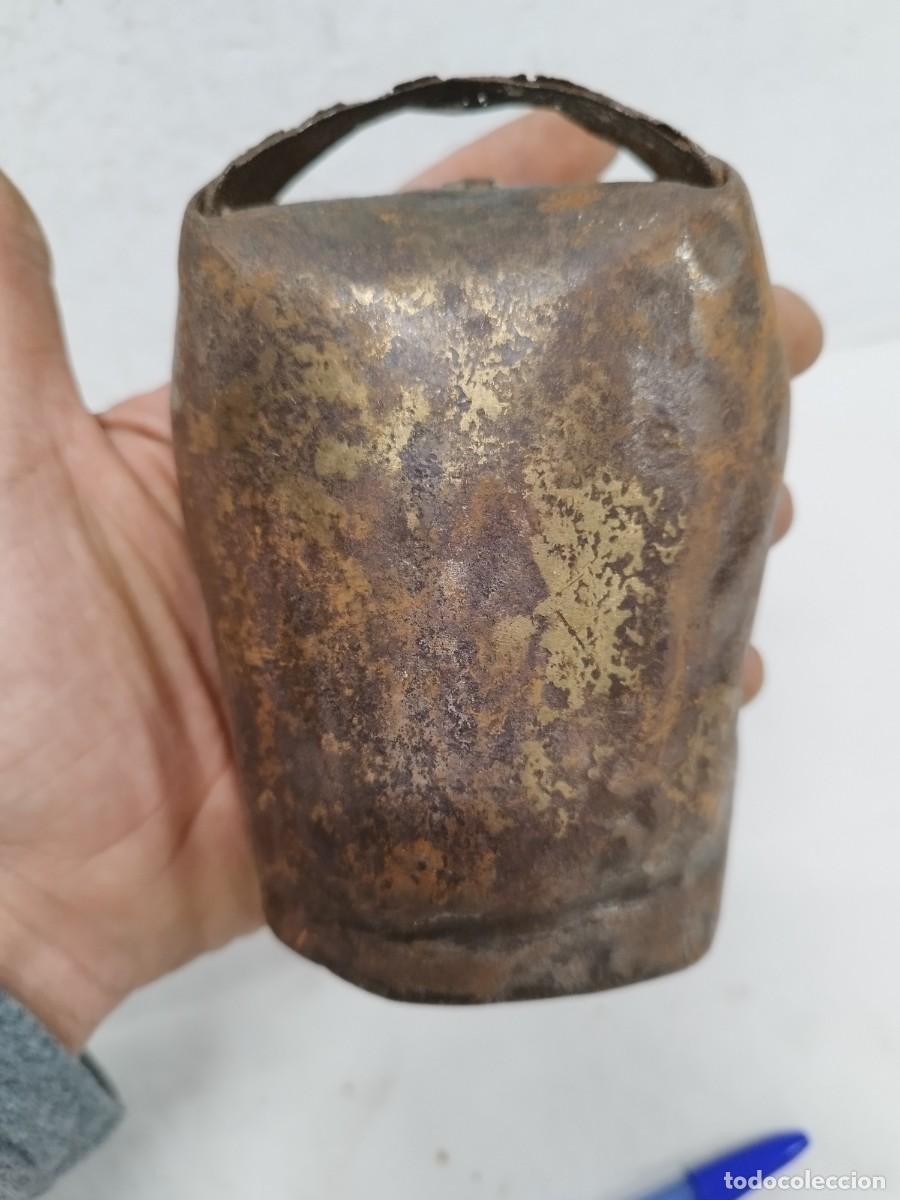 Antig&uuml;edades: Antiguo cencerro de metal. - Foto 2
