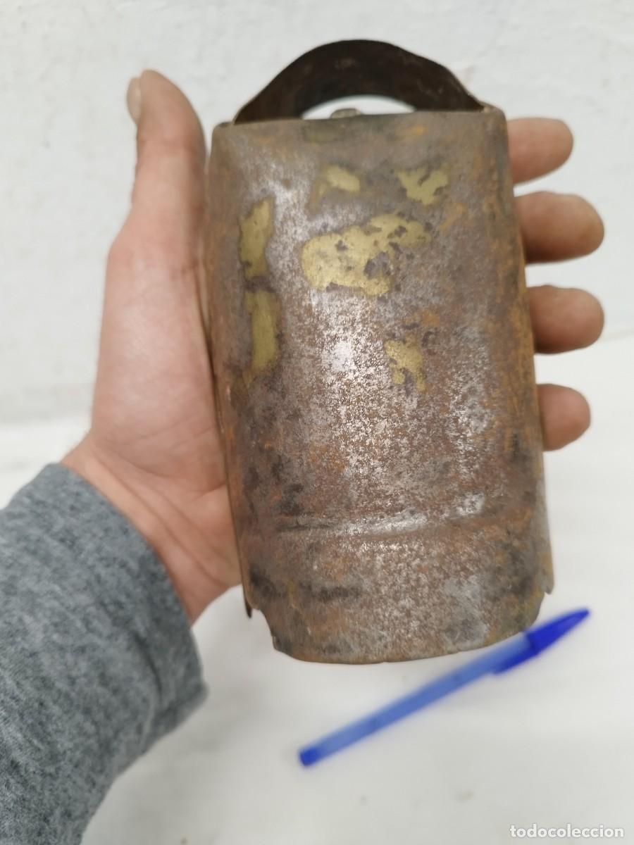 Antig&uuml;edades: Antiguo cencerro de metal. - Foto 1