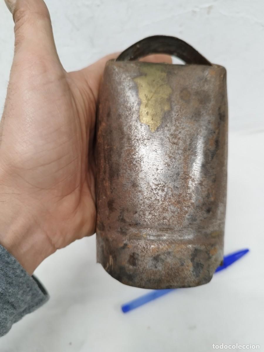 Antig&uuml;edades: Antiguo cencerro de metal. - Foto 3
