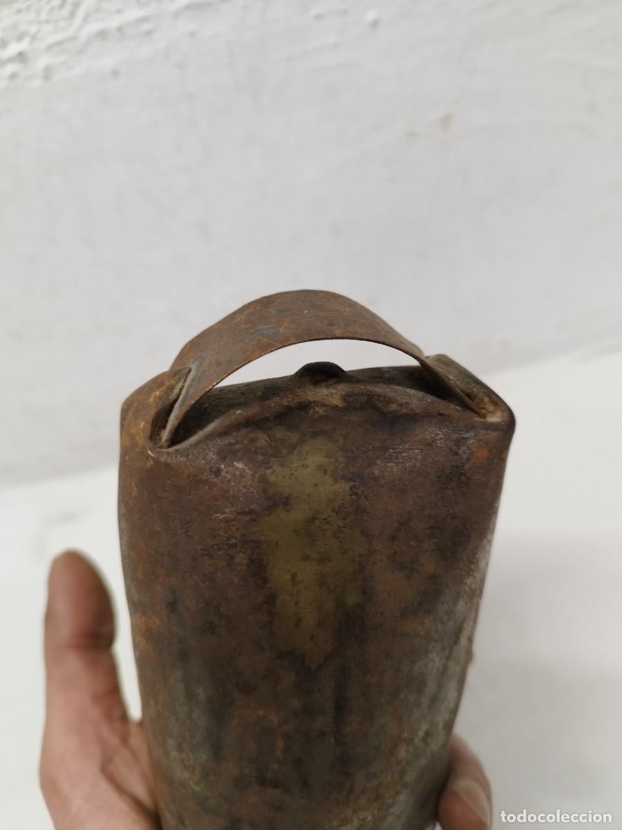 Antig&uuml;edades: Antiguo cencerro de metal. - Foto 4