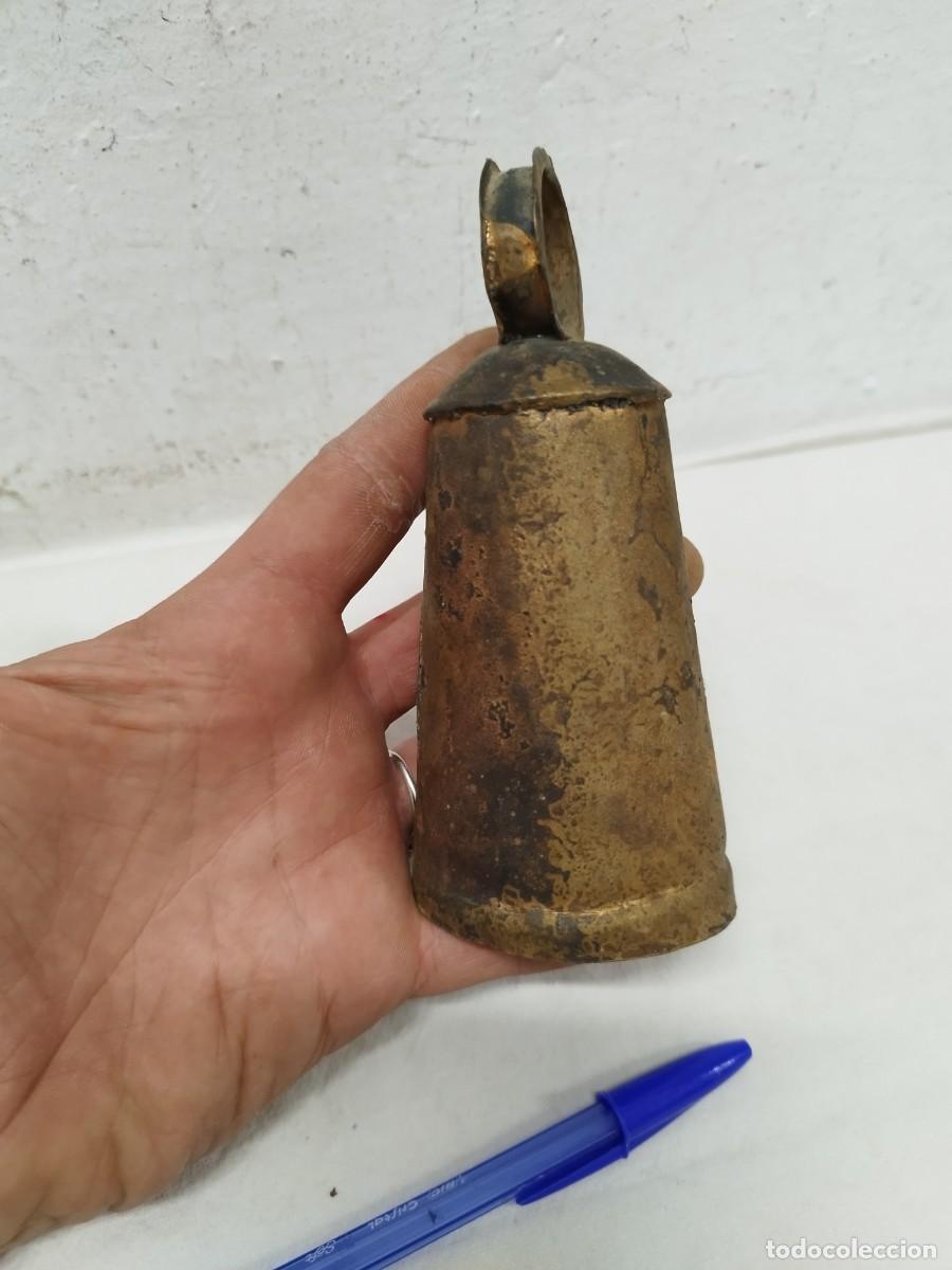 Antig&uuml;edades: Antiguo cencerro de metal. - Foto 1