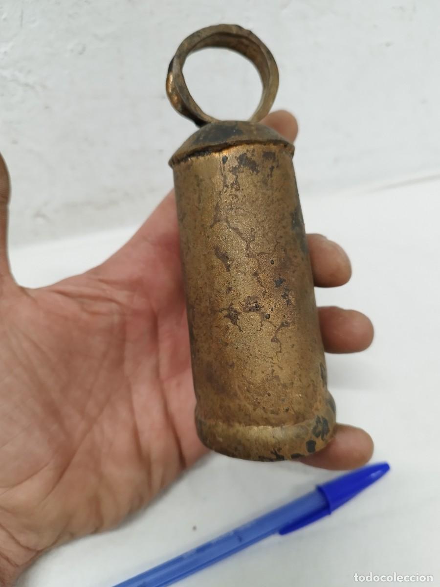 Antig&uuml;edades: Antiguo cencerro de metal. - Foto 2