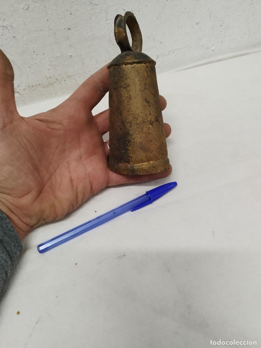 Antig&uuml;edades: Antiguo cencerro de metal. - Foto 3