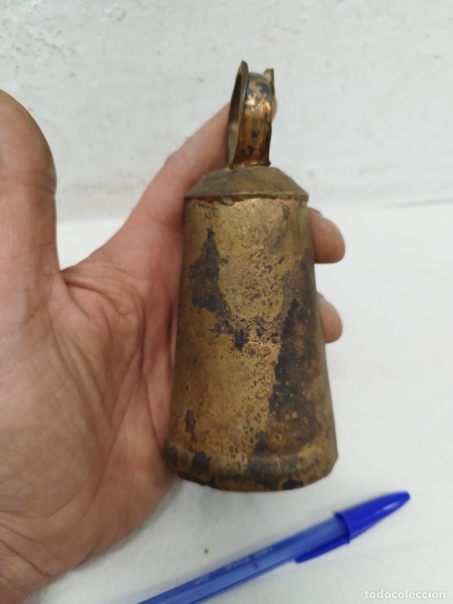 Antig&uuml;edades: Antiguo cencerro de metal. - Foto 10