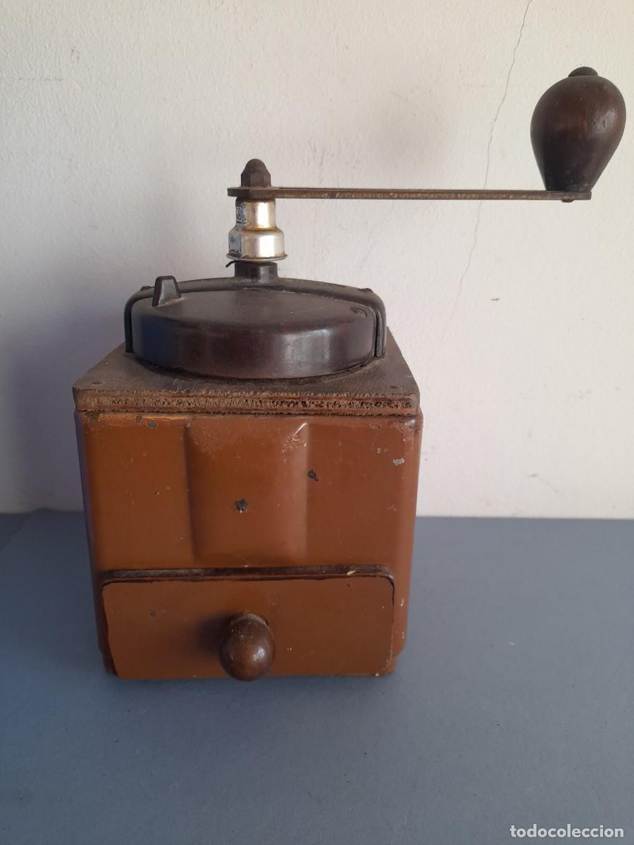 Antig&uuml;edades: molinillo de cafe peugeot freres, de chapa, madera y baquelita (12x12x18cm aprox)