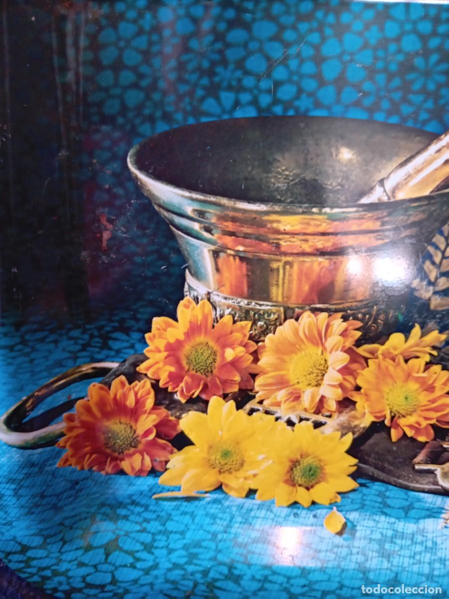Antig&uuml;edades: Bandeja con almirez cintur&oacute;n y flores antigua - Foto 2