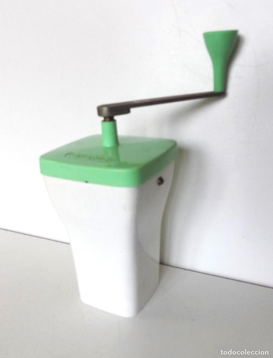 Antig&uuml;edades: MOLINILLO DE CAF&Eacute; MARCA LEINBROCK. MODELO CAMPING -VERDE- ALEMANIA. CA. 1950