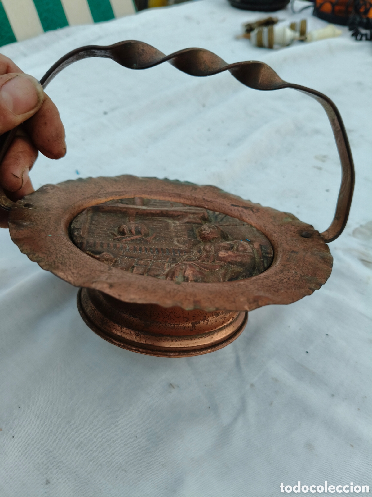 Antig&uuml;edades: Centro cesto cobre repujado - Foto 6