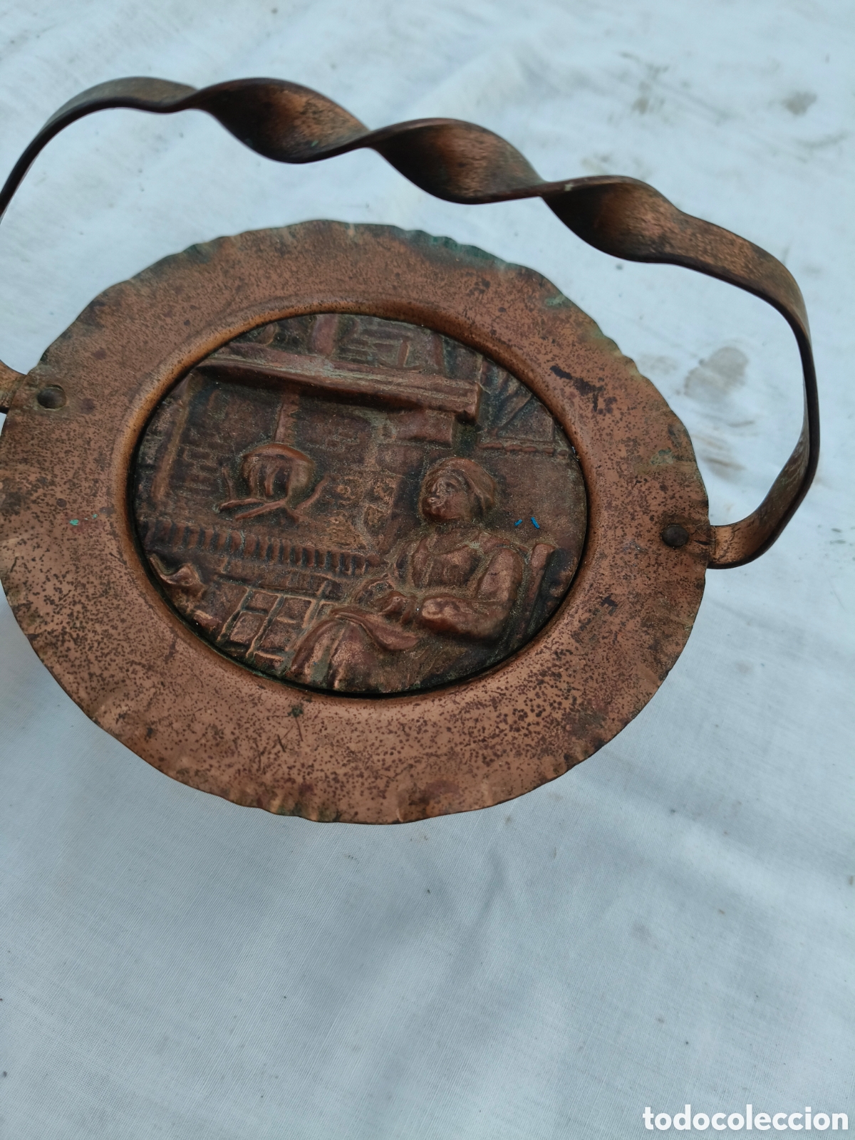 Antig&uuml;edades: Centro cesto cobre repujado - Foto 1