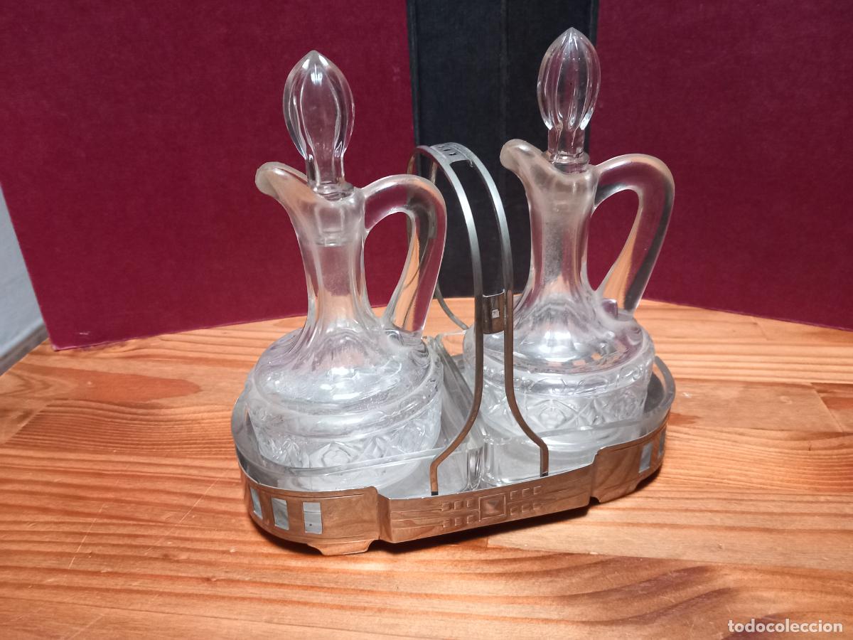 Antig&uuml;edades: Vinagreras con base modernista en acero niquel, altura 15,5cm.largo 20cm.