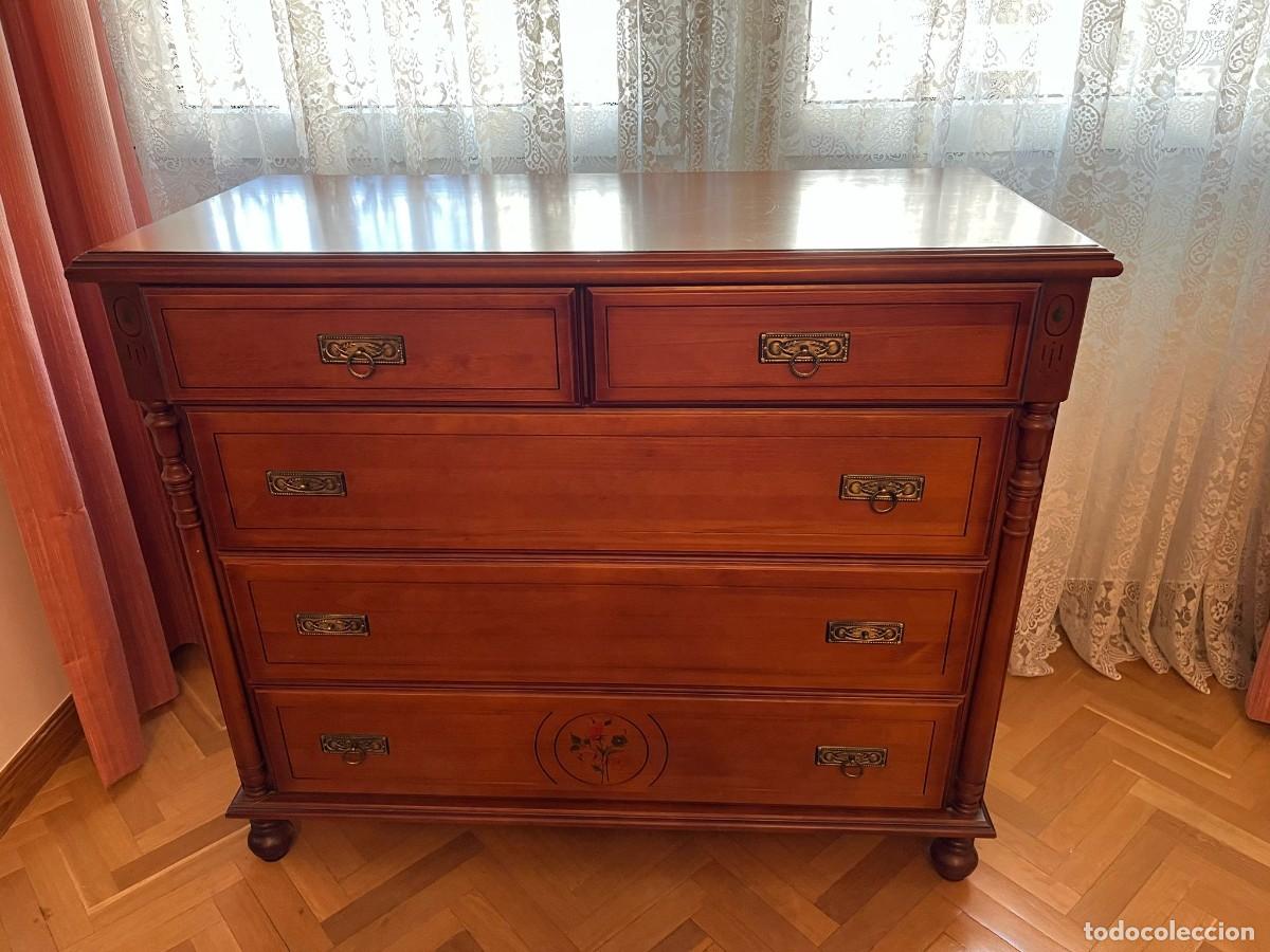 Antig&uuml;edades: C&oacute;moda de madera con dibujos - Foto 1