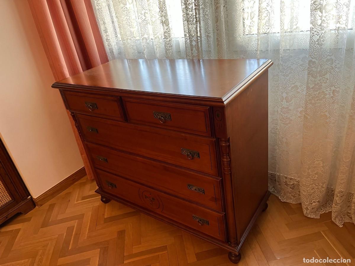 Antig&uuml;edades: C&oacute;moda de madera con dibujos - Foto 2
