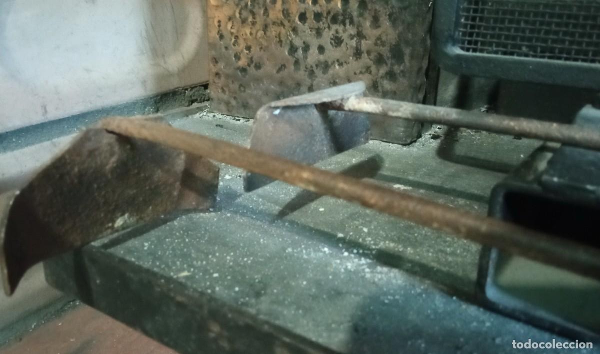Antig&uuml;edades: Utiles limpieza estufa hierro - Foto 2