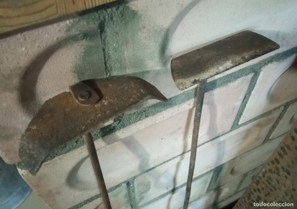 Antig&uuml;edades: Utiles limpieza estufa hierro - Foto 3