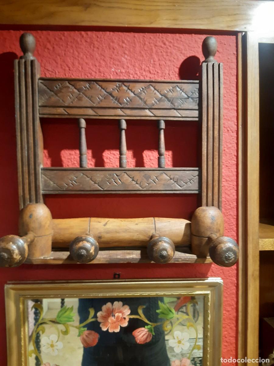 Antig&uuml;edades: PERCHERO RUSTICO HECHO A PARTIR DE UNA SILLA - Foto 1