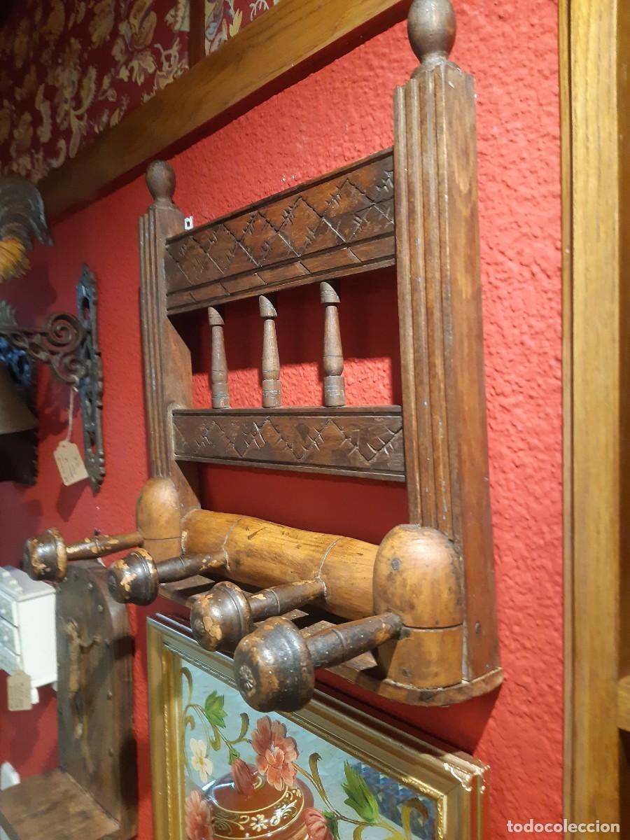Antig&uuml;edades: PERCHERO RUSTICO HECHO A PARTIR DE UNA SILLA - Foto 2