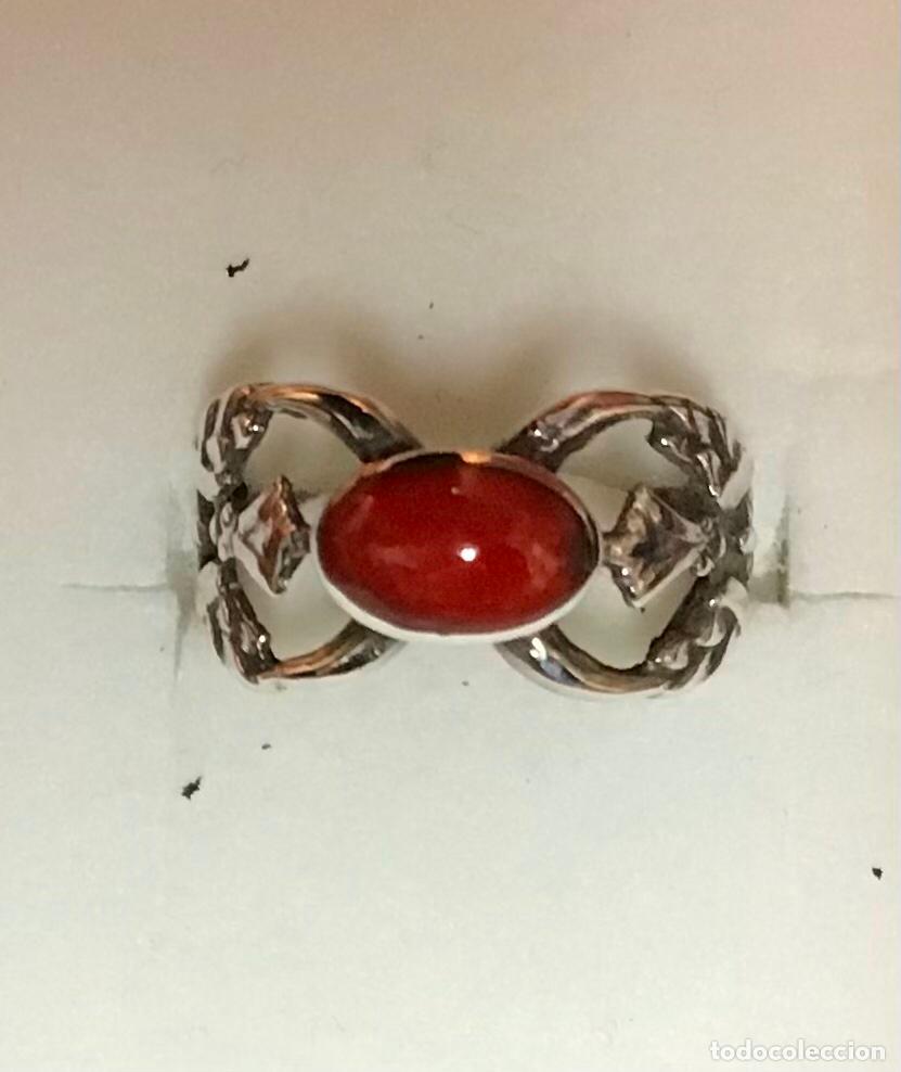 Antig&uuml;edades: ANILLO DE PLATA Y CORAL - Foto 1