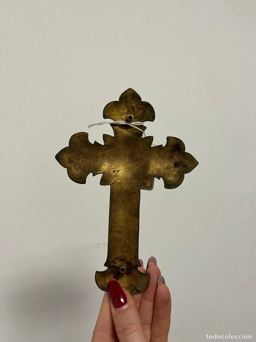 Antig&uuml;edades: Cruz antigua de bronce pintada - Foto 2